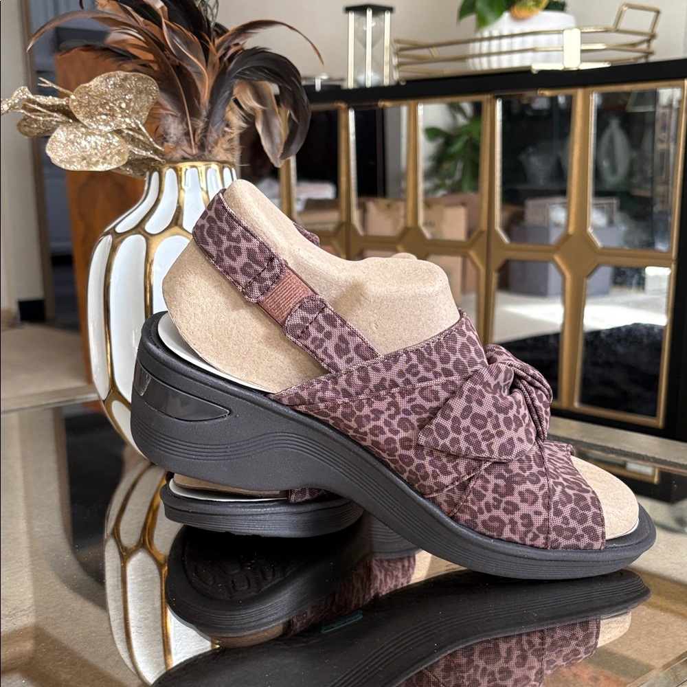 Bzees Leopard Print Slingback Sandals - Brown NWOT - Picture 3 of 9